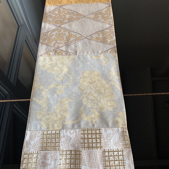 Beautiful table runner - Picture 2 of 2